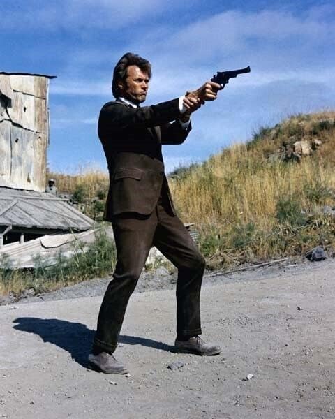Clint Eastwood ikonik poz nişan el tabancası 1970 Kirli Harry 4x6 inç fotoğraf