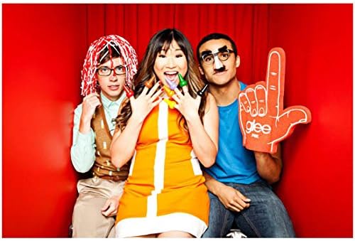 Glee (TV Dizisi 2009 - 2015) 8 inç x 10 inç FOTOĞRAF Kevin McHale, Jenna Ushkowitz ve Jacob Artist Diz Çökmüş Kırmızı