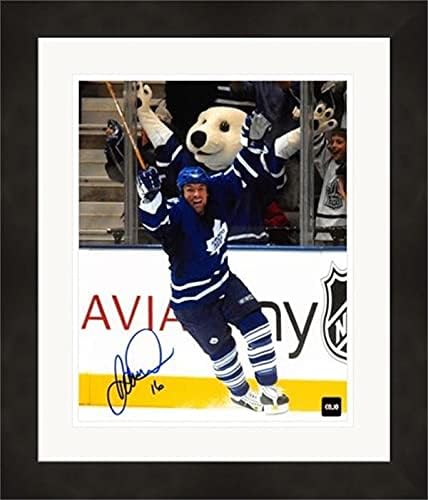 İmza Deposu 650737 Darcy Tucker 8 x 10 inç İmzalı. Fotoğraf-Toronto Maple Leafs-No. 3 Keçeleşmiş ve Maskot Carlton