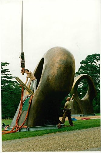 Henry Moore'un yeni heykelinin vintage fotoğrafı